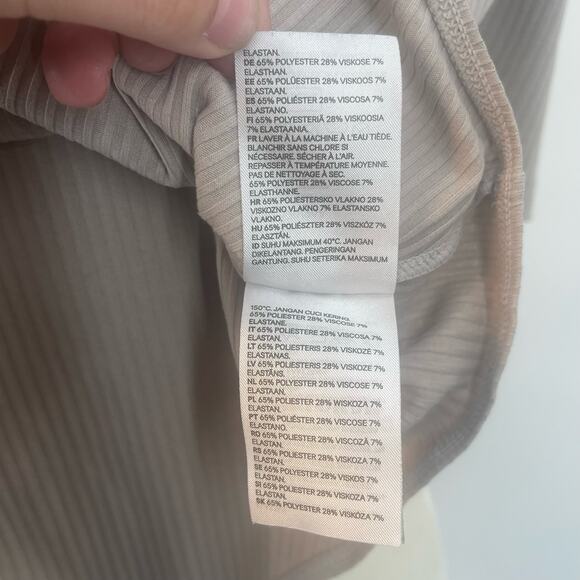 H&M Ribbed Bodysuit Womens M Beige/Tan Split V-neck Short Sleeve Snap Scoop Back - Picture 8 of 11